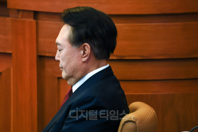 내란 우두머리 혐의로 구속기소된 윤석열 대통령이 4일 서울 종로구 헌법재판소 대심판정에서 열린 탄핵 심판 5차 변론에 출석하고 있다.<공동취재단>